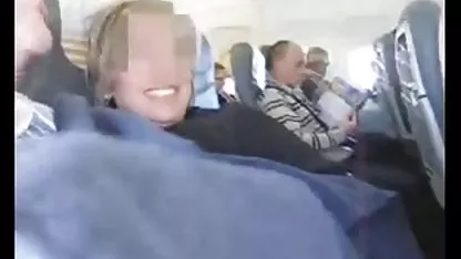 Di depan kamera, gadis berambut merah memainkan bokep indo hot mendesah